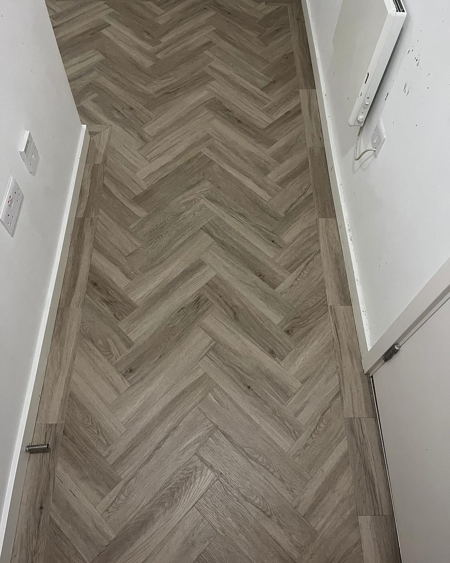 Sàn gỗ xương cá Kampong XC92 12mm
