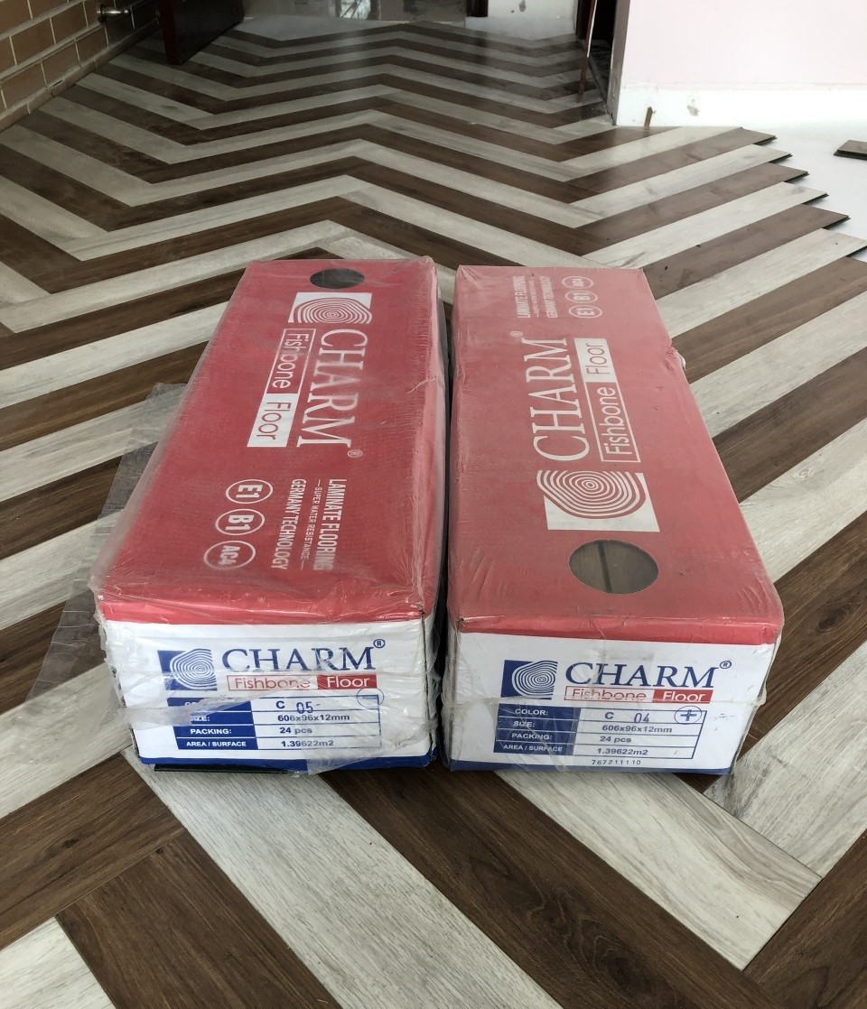 Sàn Gỗ Xương Cá Charm Cốt Xanh 12mm C04